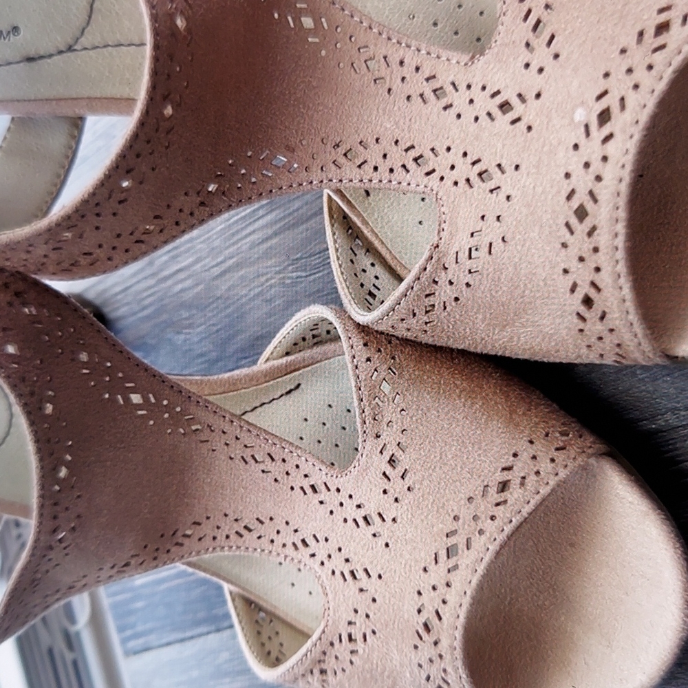 LifeStride channing heels sandal. Size 8.5 color beige.